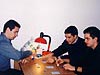 "Γραφεία" Ανούσιας Έντασης (Καψαγγούρια Ποταμού): Θανάσης Δανίλης και Ιέρρης Καββαδίας (από δεξιά) κάνουν "ταμείο" με τη βοήθεια του Ευάγγελου Ιωακειμίδη (DJ Ev.I.), Πρωτοχρονιά 2000